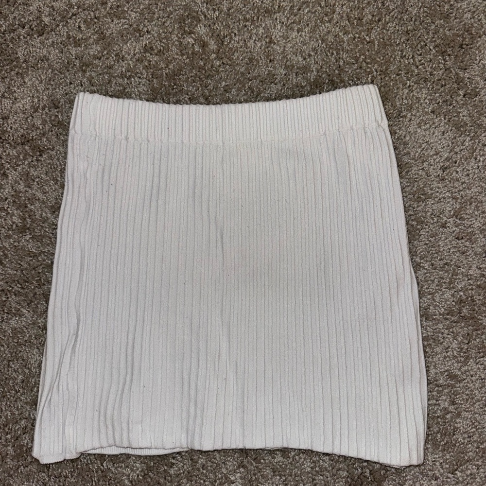 Elegant White Ribbed Skirt